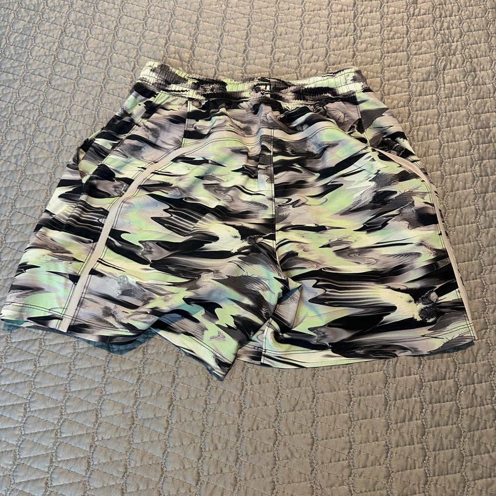 Men’s Lululemon linerless 5’ shorts
